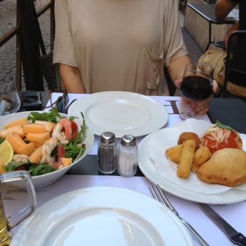 Pizza Ré - Mixed fries and rocket salad white beans and prawns - Pizza Near Me - Rome, RM Pizza Ré - Mixed fries and rocket salad white beans and prawns - Pizza Near Me - Rome, RM