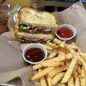 The Brass Tap - Brisket Mac n cheese - Beer Bar Near Me - Vacaville, California