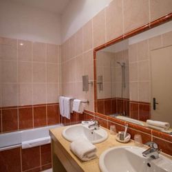 Château des Ducs de Joyeuse - Superior bathroom
