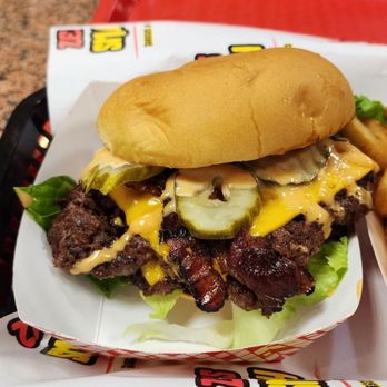 Zee’s Smash - Double bacon burger is deeeelicious - Salad Near Me - Tulare, California