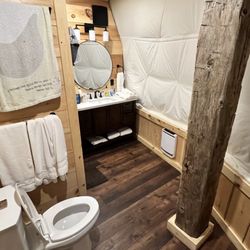Glen Oro Farm - Washroom with tons of towels