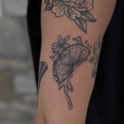 Queen of Hearts Tattoos & Body Piercing