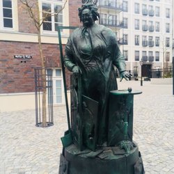 Mutter-Ey-Skulptur - Mutter Ey sculpture