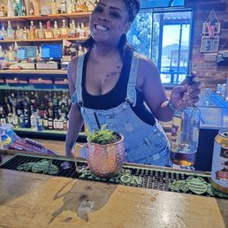 Me'Shell making a mint julep for me and posing for the finished product. Me'Shell making a mint julep for me and posing for the finished product.