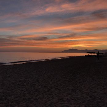 Miguel y Maria da Sergio - Abendessen am Strand bei Sonnenuntergang genießen; zusammen mit delikatem Essen und vorzüglichem Wein. Was will man mehr? - Italian Near Me - Marbella, Massachusetts Miguel y Maria da Sergio - Abendessen am Strand bei Sonnenuntergang genießen; zusammen mit delikatem Essen und vorzüglichem Wein. Was will man mehr? - Italian Near Me - Marbella, Massachusetts