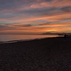 Miguel y Maria da Sergio - Abendessen am Strand bei Sonnenuntergang genießen; zusammen mit delikatem Essen und vorzüglichem Wein. Was will man mehr?