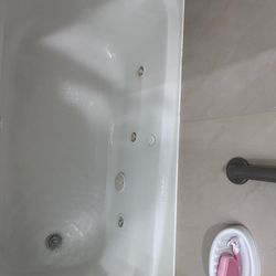 Holiday Inn Express & Suites Modesto-Salida - Jetted tub