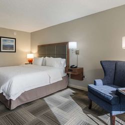 Hampton Inn Covington - Guest room
