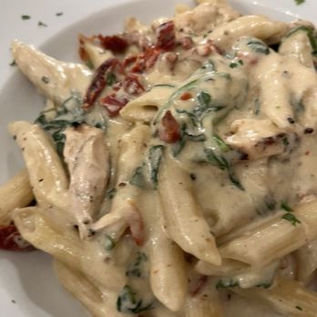 Gio’s Italian Restaurant - Pasta with sun dried tomatoes chicken & spinach - Pizza Near Me - Llano, Texas
