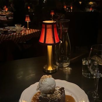 Trivoli Tavern - Sticky date cake - American Near Me - Chicago, Illinois Trivoli Tavern - Sticky date cake - American Near Me - Chicago, Illinois