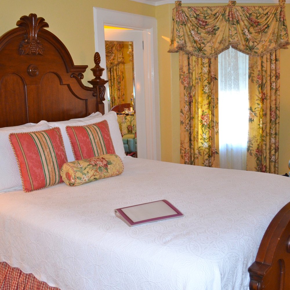 Pinecrest Bed & Breakfast - The Thomas Wolfe Room - Bed & Breakfast Near Me - Asheville, North Carolina Pinecrest Bed & Breakfast - The Thomas Wolfe Room - Bed & Breakfast Near Me - Asheville, North Carolina