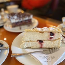 Café Reichard - Beautiful and delicious German chocolate cake and flake cake