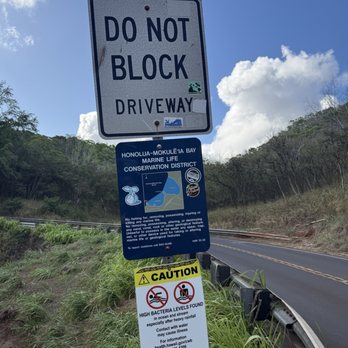 Honolua Bay - Do not block the dirt driveway when you park - Beaches Near Me - Kapalua, Hawaii Honolua Bay - Do not block the dirt driveway when you park - Beaches Near Me - Kapalua, Hawaii