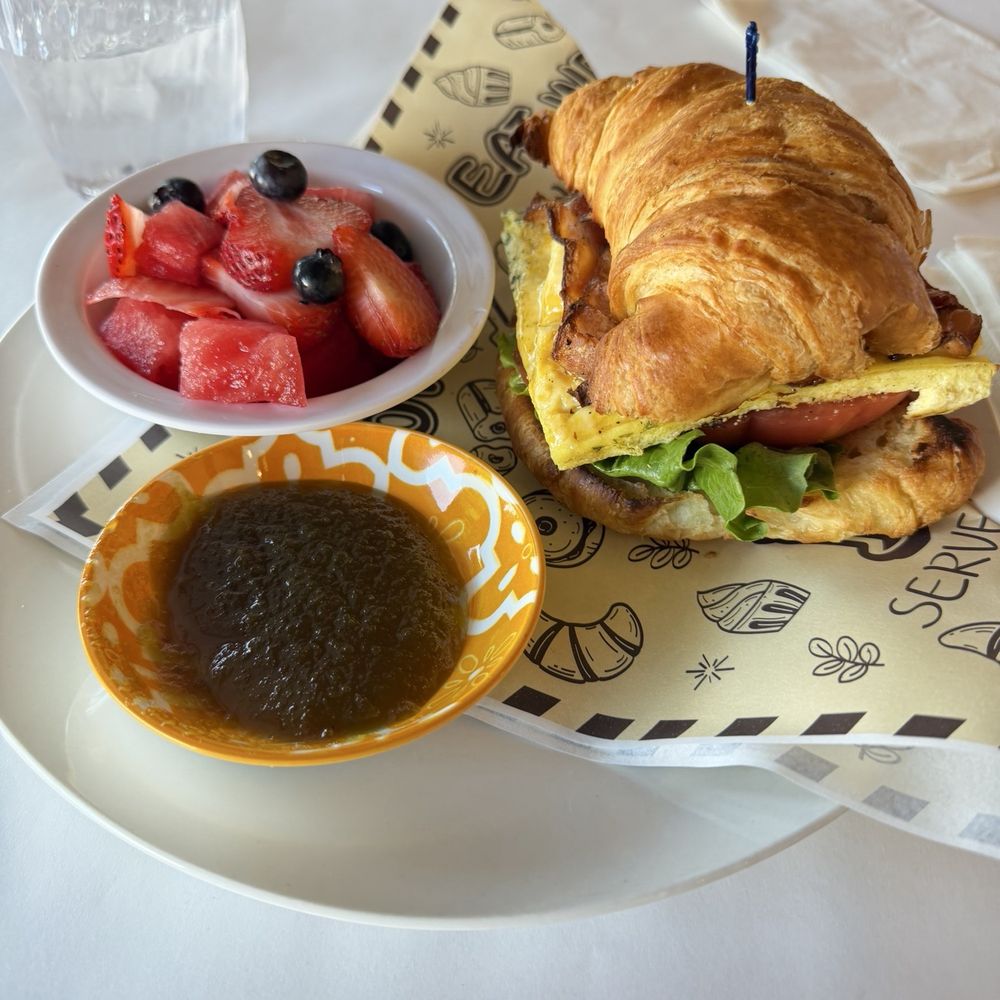 Croissant sandwich with jalapeño jelly and fresh fruit Croissant sandwich with jalapeño jelly and fresh fruit