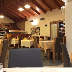 Ristorante Alla Pergola - Gastraum, groß hat wenig Flair aber ordentlich eingedeckte Tische.