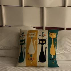 The Sunset Motel - Comfy bed with cool pillows