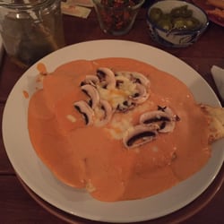 La Tazona Café - Crepa de pollo con queso gratinado por dentro bañada en crema de chipotle con champiñones arriba. Riquísima!