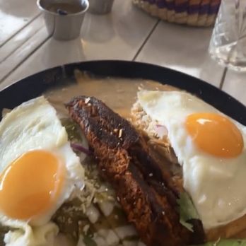 Jacaranda 460 - Chilaquiles divorciados - Breakfast & Brunch Near Me - Tijuana, BCN Jacaranda 460 - Chilaquiles divorciados - Breakfast & Brunch Near Me - Tijuana, BCN