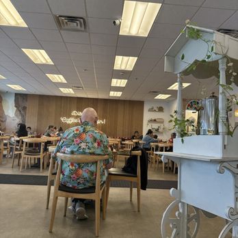 Qamaria Coffee - Seating - Coffee & Tea Near Me - Greenfield, Wisconsin