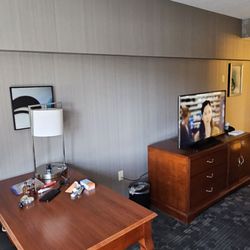 Courtyard by Marriott Lyndhurst Meadowlands - Desk and TV