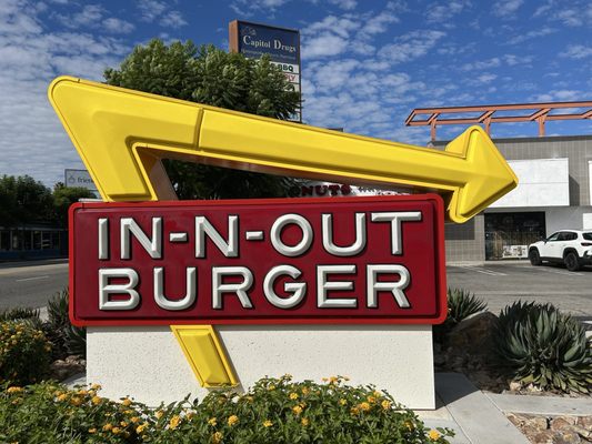 In-N-Out Burger by null