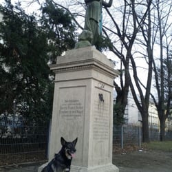 Hundezone Hadikpark - Wohl die einzige Hundezone mit eigener Statue. Franz xaver Freiherr von Mayer muss ein Hundefreund gewesen sein!
