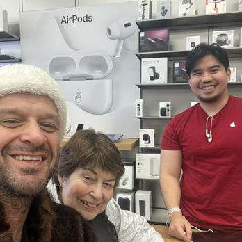Apple 4th Street - Anfernee (staff) me and mom! - Mobile Phones Near Me - Berkeley, California