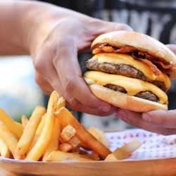 La Real - Nuestra favorita, La Real, en su versión de soble carne, acompañada con queso cheddar, crema de queso gratinada y bacon.