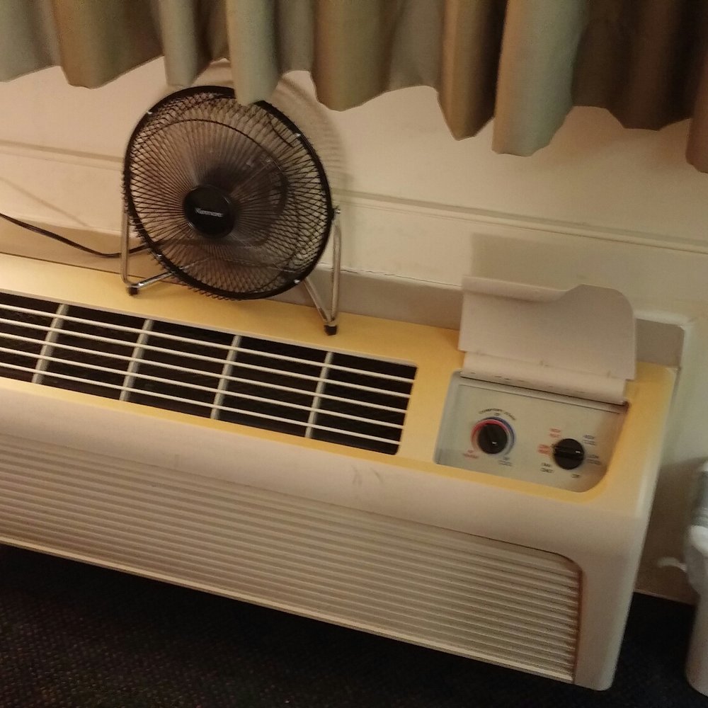 Econo Lodge Colonial - Crappy air conditioner from the 70s - Hotels Near Me - Williamsburg, Virginia Econo Lodge Colonial - Crappy air conditioner from the 70s - Hotels Near Me - Williamsburg, Virginia