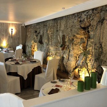Le Rocher de l'Arsault - One of the dinning rooms with a rock wall - French Near Me - Périgueux, 24 Le Rocher de l'Arsault - One of the dinning rooms with a rock wall - French Near Me - Périgueux, 24