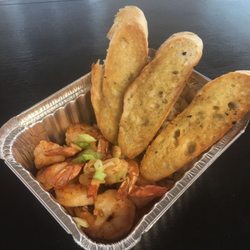 Carnivore - Camarones al ajillo (shrimp in garlic oil) served with baguette