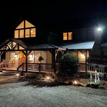 Bent Creek Lodge - Front elevation of the lodge. So inviting. - Bed & Breakfast Near Me - Arden, North Carolina