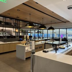 United Club Lounge - Self serving food and drinks