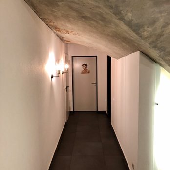 Queen's - Der Weg zu den WCs - Bars Near Me - Celle, NI