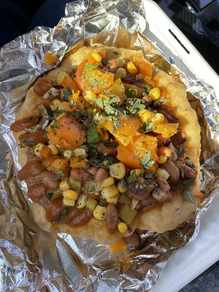 Pow Waw Food Truck Logo