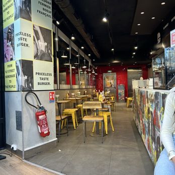 Burger & Fries - Inside sitting area - Burgers Near Me - Paris, 75