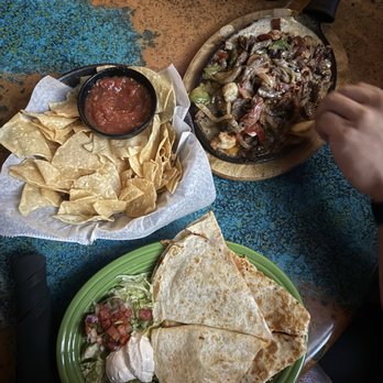 Rosalita's Cantina - Quesadilla and fajitas - Mexican Near Me - Des Peres, Missouri Rosalita's Cantina - Quesadilla and fajitas - Mexican Near Me - Des Peres, Missouri