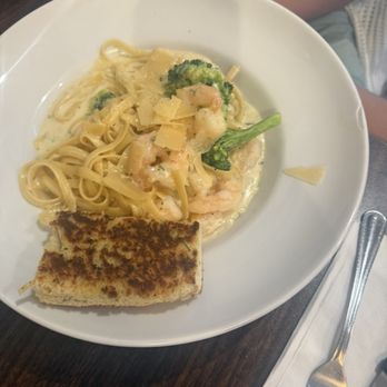 Mountain Oaks Cafe - Shrimp Alfredo - American Near Me - Oakhurst, California
