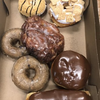 A1 Donut - S'mores, cinnamon toast, apple fritters, blueberry, Bavarian cream, chocolate bar. - Donuts Near Me - Everett, Washington