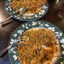 Thai House - Pad thai with chicken and tofu - does not come with bean sprouts or lime but this is the only entree you should order from here