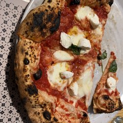 Mozzarella e Basilico - The Mozzarella w basilico pizza was so good we had eaten more than half before I remembered to snap a photo.