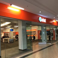 AT&T Store - At&t store in the Covina mall not to go to for help.