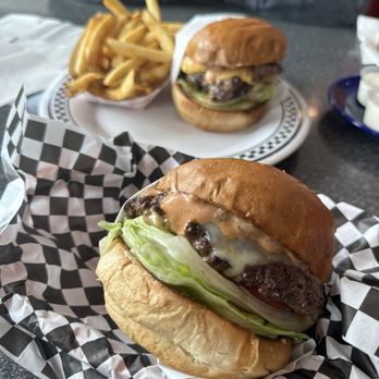 Cool Cat Cafe - Regular cheese burger and double cheeseburger. - American Near Me - Pismo Beach, California Cool Cat Cafe - Regular cheese burger and double cheeseburger. - American Near Me - Pismo Beach, California
