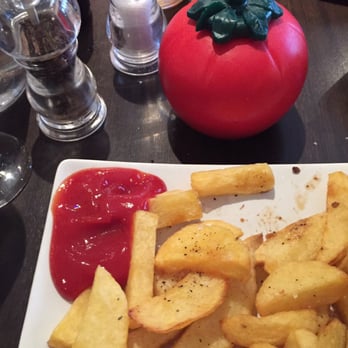 Stables Bar & Restaurant - Feeling silly with this ketchup bottle- revealing I'm definitely an American who likes ketchup on chips - Wine Bars Near Me - Balloch, WDU