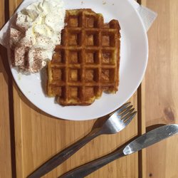 Juffrouw Strik - Waffle with whipped cream