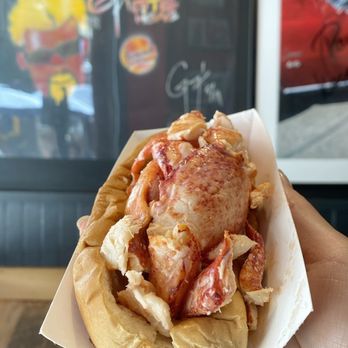 Pauli's - Lobster roll - Sandwiches Near Me - Boston, Massachusetts