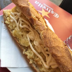 Bocata de tortilla con mayonesa del almuerzo
