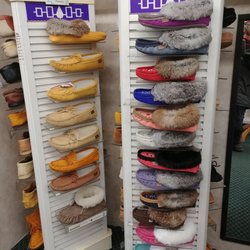 Wolf's Den - Authentic Moccasins of the best quality!