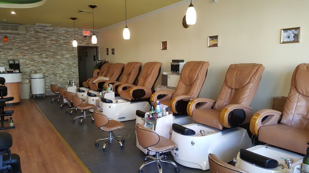 QUEENIE NAIL SPA 19 Photos & 33 Reviews Nail Salons 5 W Montauk