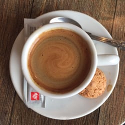 Little Italy - Le café servi avec un petit biscuut amaretti